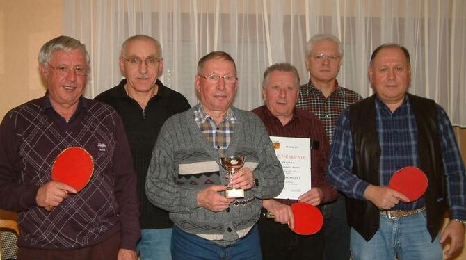 Die ehemalige Herrenmannschaft der Tischtennisabteilung des TSV Holzelfingen von links: Gerhard Brändle, Manfred Tröster, Eugen Die ehemalige Herrenmannschaft der Tischtennisabteilung des TSV Holzelfingen von links: Gerhard Brändle, Manfred Tröster, Eugen