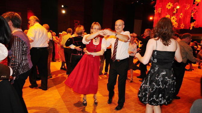 Temperamentvolle Tänzer und ein ausgelassenes Publikum beim Reutlinger Alpenball. GEA-FOTOS: PACHER