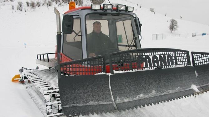 Komfortable Technik: Helmut Schanz spurt mit dem neuen Pistenbully die fünf Loipen der Gemeinde Sonnenbühl. GEA-FOTO: SCHÖBEL Komfortable Technik: Helmut Schanz spurt mit dem neuen Pistenbully die fünf Loipen der Gemeinde Sonnenbühl. GEA-FOTO: SCHÖBEL