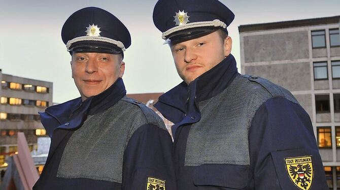 Mitarbeiter des kommunalen Ordnungsdienstes präsentierten die neue Uniform.  FOTO: TRINKHAUS