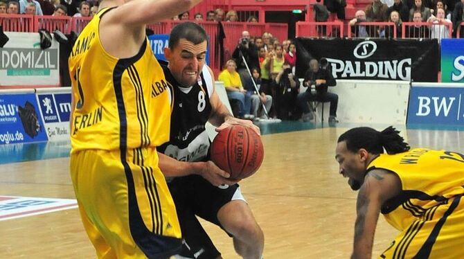 Nur scheinbar gibt es für »Sasa« Nadjfeji (rechts) kein Durchkommen. GEA-FOTO: MEYER