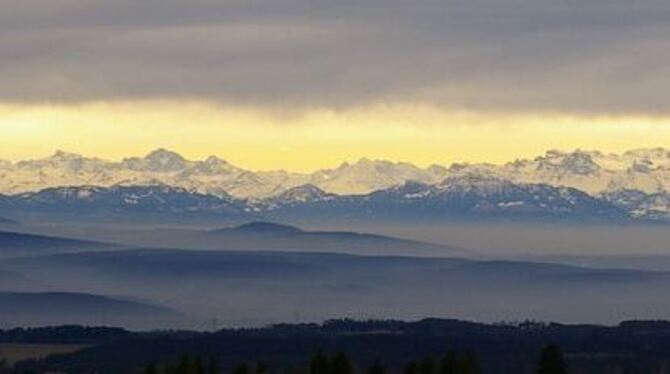 Von Höchenschwand bietet sich eine atemberaubende Fernsicht auf die Alpenkette. FOTO: TOURIST-INFORMATION KURVERWALTUNG HÖCHENSCHWAND Von Höchenschwand bietet sich eine atemberaubende Fernsicht auf die Alpenkette. FOTO: TOURIST-INFORMATION KURVERWALTUNG HÖCHENSCHWAND