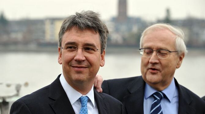 Bundeswirtschaftsminister Brüderle (links) und der neue Präsident des Bundeskartellamtes, Andreas Mundt, am Rheinufer. FOTO: DPA