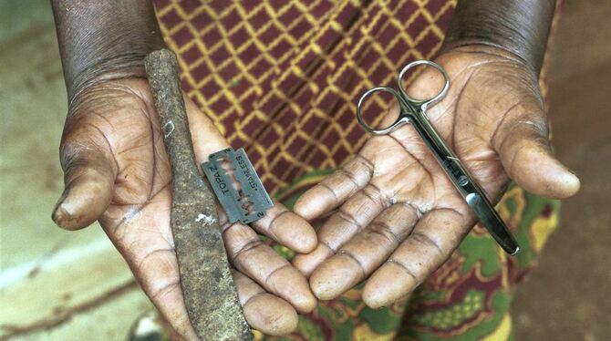 Ein rostiges Messer, eine Rasierklinge, eine Schere: Häufig sehen Beschneidungswerkzeuge so aus. FOTO: GLEICE MERE/CAFGEM Ein rostiges Messer, eine Rasierklinge, eine Schere: Häufig sehen Beschneidungswerkzeuge so aus. FOTO: GLEICE MERE/CAFGEM