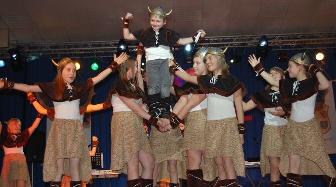 Nicht nur für die Pfronstetter Zunft näht Kornelia Schmid fantasievolle Kostüme. Ganz aktuell stammt auch das Outfit der Wikinge