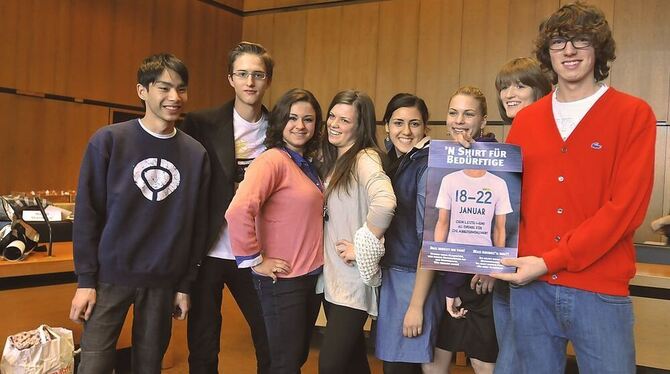 Alles gebraucht: Was in den vielen Säcken so drin war, die zunächst im Haus der Jugend zwischengelagert wurden, zeigten JGR-Mit Alles gebraucht: Was in den vielen Säcken so drin war, die zunächst im Haus der Jugend zwischengelagert wurden, zeigten JGR-Mit