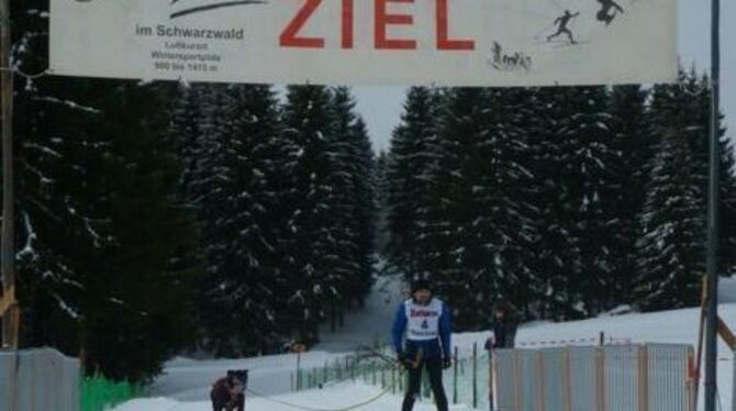 Peter Habel und sein Skijöring-Partner, Calli, ein schneller Mischlingshund, im Ziel bei den internationalen deutschen Meistersc
