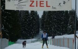 Peter Habel und sein Skijöring-Partner, Calli, ein schneller Mischlingshund, im Ziel bei den internationalen deutschen Meistersc