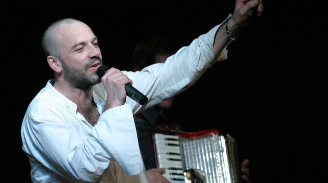 »Keine Macht für niemand«: Jan Plewka lässt mit seiner Band im Reutlinger Kulturzentrum franz.K die legendären Hymnen von Rio Re