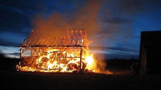 Die brennende Feldscheune im Paul-Ehrlich-Weg in Metzingen war gestern Abend nicht mehr zu retten. Die Metzinger Feuerwehr kümme