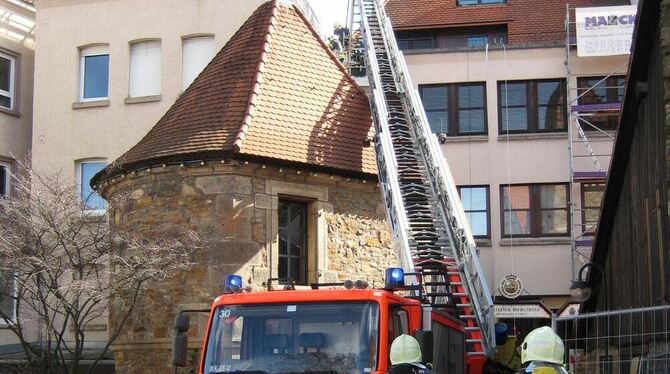 Mit Drehleitern verschaffen sich Feuerwehrleute Zugang zur Brandstelle. Mit Drehleitern verschaffen sich Feuerwehrleute Zugang zur Brandstelle.