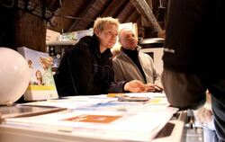 Christian Stäblein (Mitte) informierte bei der Metzinger Messe »Energie 10«, initiiert vom örtlichen Arbeitskreis Energie, in Fr