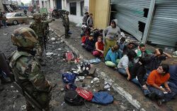 Soldaten nehmen in Chile Plünderer fest.