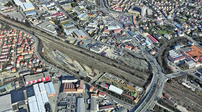 Das Gelände des Güterbahnhofs (Bildmitte) ist jetzt endgültig in Händen der Stadt.