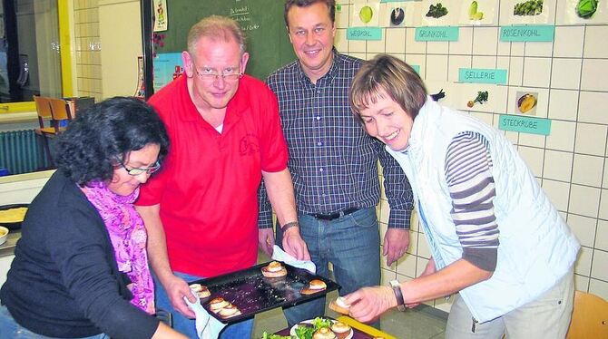 Anne Greiner und Albrecht Luther, von rechts, haben vom Partnerschaftsverein wieder einen Kochabend organisiert. GEA-FOTO: OEL