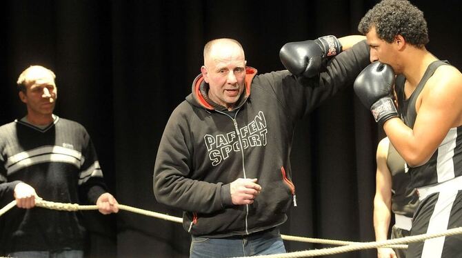 Buch-Autor Max Herfert (Mitte) zeigt wie es geht. Ex-Box-Weltmeister Markus Bott (links) hört aufmerksam zu.  FOTO: NIETHAMMER