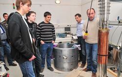 Blick ins Untergrund-Labor: Josef Jochum (zweiter von rechts) und sein Team führen vor, wie's geht. GEA-FOTO: MEYER