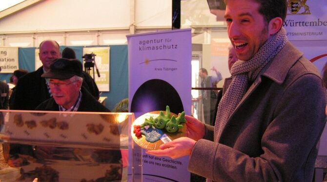 Marzipan-Künstler Clemens Brinkmann schenkte OB Boris Palmer zwei Fische und ein Nachwuchsfischle. FOTO: WEBER Marzipan-Künstler Clemens Brinkmann schenkte OB Boris Palmer zwei Fische und ein Nachwuchsfischle. FOTO: WEBER