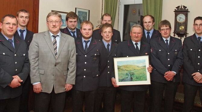 Gesamtkommandant Martin Rothmann (links) und Gomadingens Bürgermeister Klemens Betz gratulierten den beförderten Feuerwehrleuten