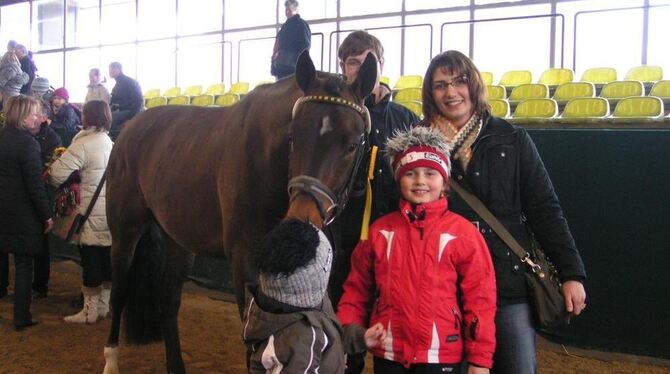 Hallo Jakob, sagt »Sir Lilac«, der den Jüngsten seiner neuen Familie ausgiebig beschnuppert. Die Familie des Vierbeiners sind Ve