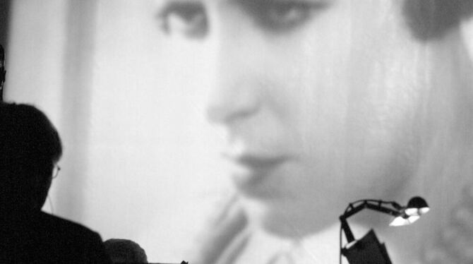 Farbige Musik zu rätselhaft fahlen Bildern: Szene aus Buñuels Film. Vorne dirigiert Friedemann Dähn vom Laptop aus die sekundeng