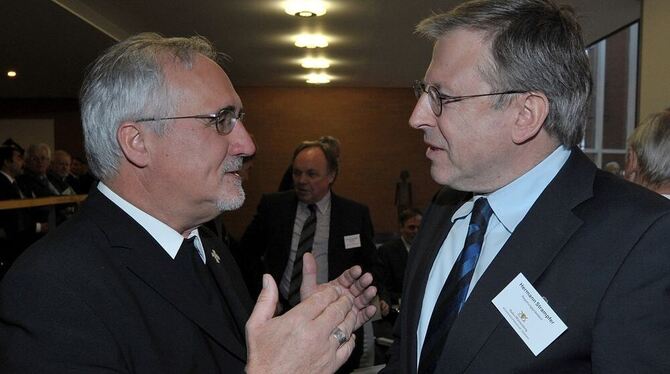 Bischof Gebhard Fürst (links) im Gespräch mit Regierungspräsident Hermann Strampfer. Zur Jahresveranstaltung des Regierungspräsi