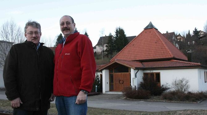 Bürgermeister Klemens Betz und der Albvereins-Vorsitzende Siegfried Leuze haben beim Ankauf der ehemaligen neuapostolischen Kirc