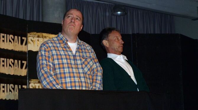 Philosophie »beim Brunzen«: Peter Vogel-Dittrich (links) und Heiner Knauss beim Kabarettabend in Gammertingen. FOTO: BUTSCHER