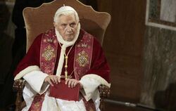 Papst Benedikt XVI. im Sessel
