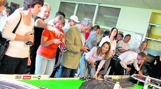 Die Modellrennbahn haben Schüler selbst gebaut. Künftig sollen beim »Großen Preis von Kirchentellinsfurt« noch mehr Autos gleich Die Modellrennbahn haben Schüler selbst gebaut. Künftig sollen beim »Großen Preis von Kirchentellinsfurt« noch mehr Autos gleich