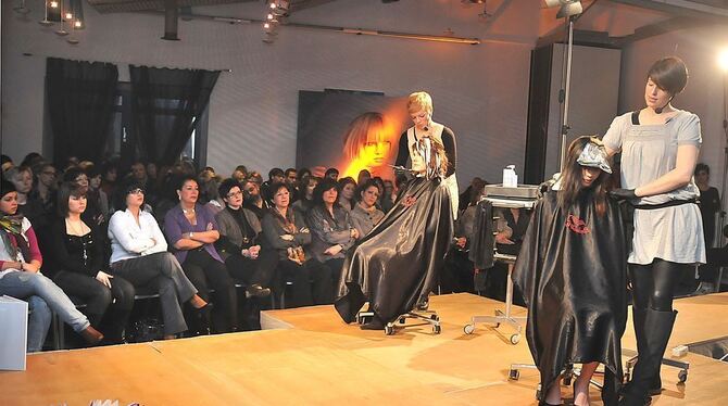 Hochaktuelle Modetrends wurden im City-Hotel Fortuna live präsentiert. FOTO: TRINKHAUS Hochaktuelle Modetrends wurden im City-Hotel Fortuna live präsentiert. FOTO: TRINKHAUS