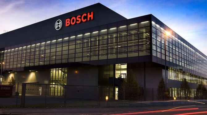 Bei der Glasfront geht es um Schönheit, aber auch um Okologie: Die Fassade ist eine großflächige Fotovoltaikanlage. FOTO: BOSCH Bei der Glasfront geht es um Schönheit, aber auch um Okologie: Die Fassade ist eine großflächige Fotovoltaikanlage. FOTO: BOSCH