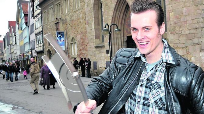 Echo auf dem Marktplatz: Sven »Sam« Budja zeigt seinen Preis. Der ein oder andere Passant verrenkt sich glatt den Hals. FOTO: NI