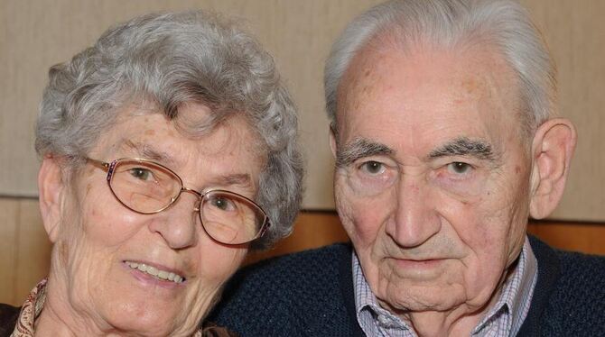 Sind heute auf den Tag genau seit 70 Jahren verheiratet: die beiden Gnadenhochzeiter Sophie und Josef Hittinger aus Sondelfingen