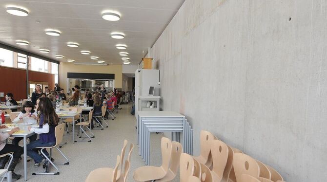 Stress für Schüler und Betreuer: Die Lärmbelastung in der neuen Mensa der Jos-Weiß-Schule ist zu hoch.  GEA-FOTO: PACHER