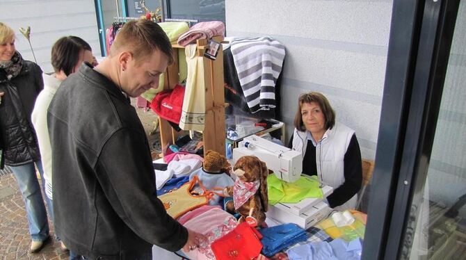 Individuelle Note per Nähmaschine: Ingrid Kolb verzierte Wäschestücke mit Monogrammen. FOTO: VIT Individuelle Note per Nähmaschine: Ingrid Kolb verzierte Wäschestücke mit Monogrammen. FOTO: VIT