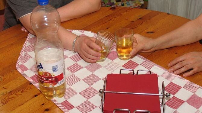 Zusammen was trinken gehen? Für Ute M. und Tina S. ist das nicht drin. Sie trinken ihre Apfelsaftschorle zu Hause.FOTO: ELS