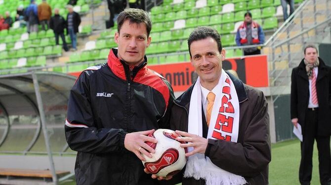 Fieberte erstmals im Stadion mit den SSV Fußballern: Dr. Axel Kulas. Links: Alexander Blessin. Fieberte erstmals im Stadion mit den SSV Fußballern: Dr. Axel Kulas. Links: Alexander Blessin.