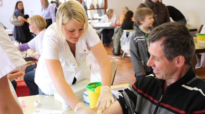 Mögliche Stammzellenspender lassen sich bei einer Typisierungsaktion Blut abnehmen.
