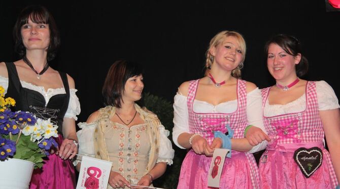 Herzige Madln wie auf der Münchner Oktoberfest-Wiesn: Altenriets Brezelmarkt diesmal wirkungsvoll aufgebrezelt. FOTO: MOHN Herzige Madln wie auf der Münchner Oktoberfest-Wiesn: Altenriets Brezelmarkt diesmal wirkungsvoll aufgebrezelt. FOTO: MOHN