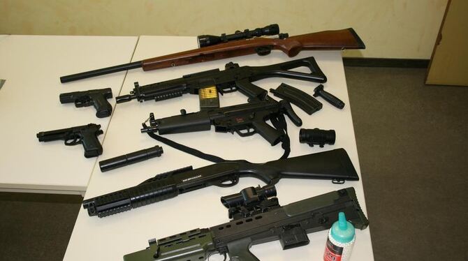 Soft-Air-Waffen, die zwar legal gekauft, nicht aber in der Öffentlichkeit geführt werden dürfen.