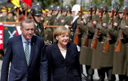 Recep Tayyip Erdogan beim Empfang mit allen militärischen Ehren für Angela Merkel.