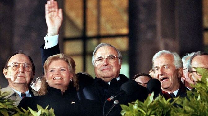 Deutschland einig Vaterland: Am 3. Oktober 1990 auf dem Balkon des Berliner Reichstags. Helmut und Hannelore Kohl feiern mit Auß