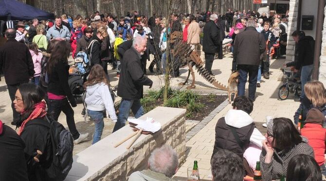 Saisonstart an der Nebelhöhle: Vor und in der Höhle herrschte Großandrang. FOTO: MEYER Saisonstart an der Nebelhöhle: Vor und in der Höhle herrschte Großandrang. FOTO: MEYER