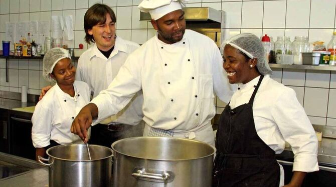 Fit für einen Job im Restaurant: Ralf Herrgott mit seinen Azubis Johanna, Marlon und Sarah (von links). FOTOS: SCHEIBE