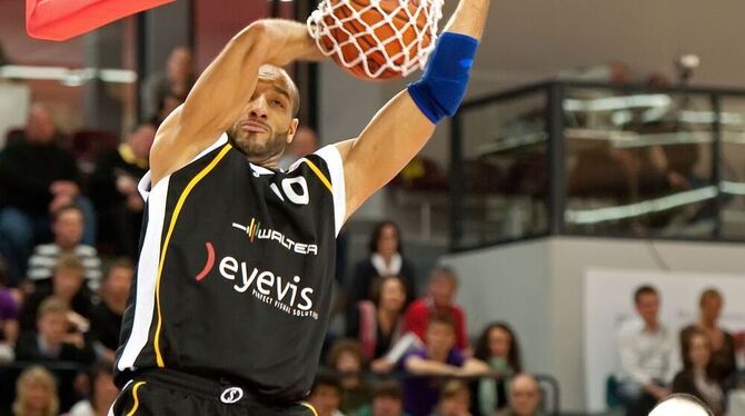 Ein Bild mit Seltenheitswert: Kapitän Jay Thomas beim krachenden Dunking.  FOTO: EIBNER