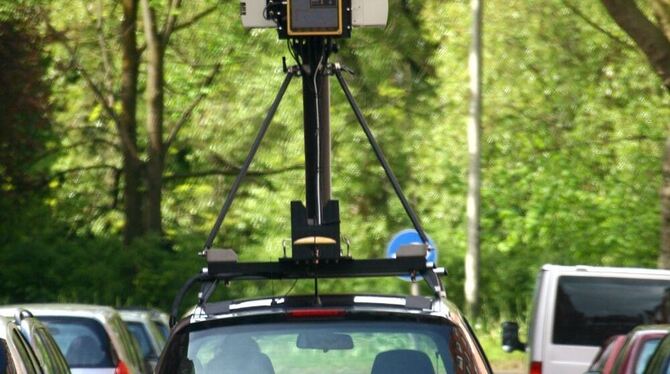 Die Kamera auf dem Streetview-Aufnahmewagen ist in 2,90 Meter Höhe angebracht. Sie fotografiert ganze Straßenzüge und fügt sie z