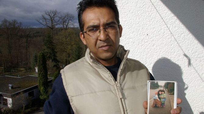 Agron Mujaj mit einem Bild aus seiner ersten Zeit in Kirchentellinsfurt. Es zeigt seine jüngste Schwester Arbolena (rechts), die