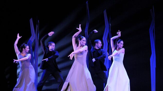 Eine brillante Lichtregie macht die Kulisse für die Flamenco-Szenen zu einem besonderen Ereignis. FOTO: ALEX SPICHALE