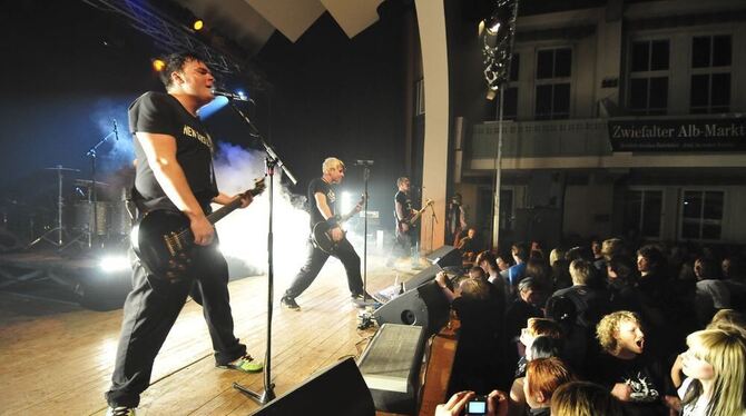 Licht, Nebel und viel fetter Sound: Die Bad Uracher Rock Days sind in einem Jahrzehnt zu einer kleinen Institution geworden. FOT Licht, Nebel und viel fetter Sound: Die Bad Uracher Rock Days sind in einem Jahrzehnt zu einer kleinen Institution geworden. FOT